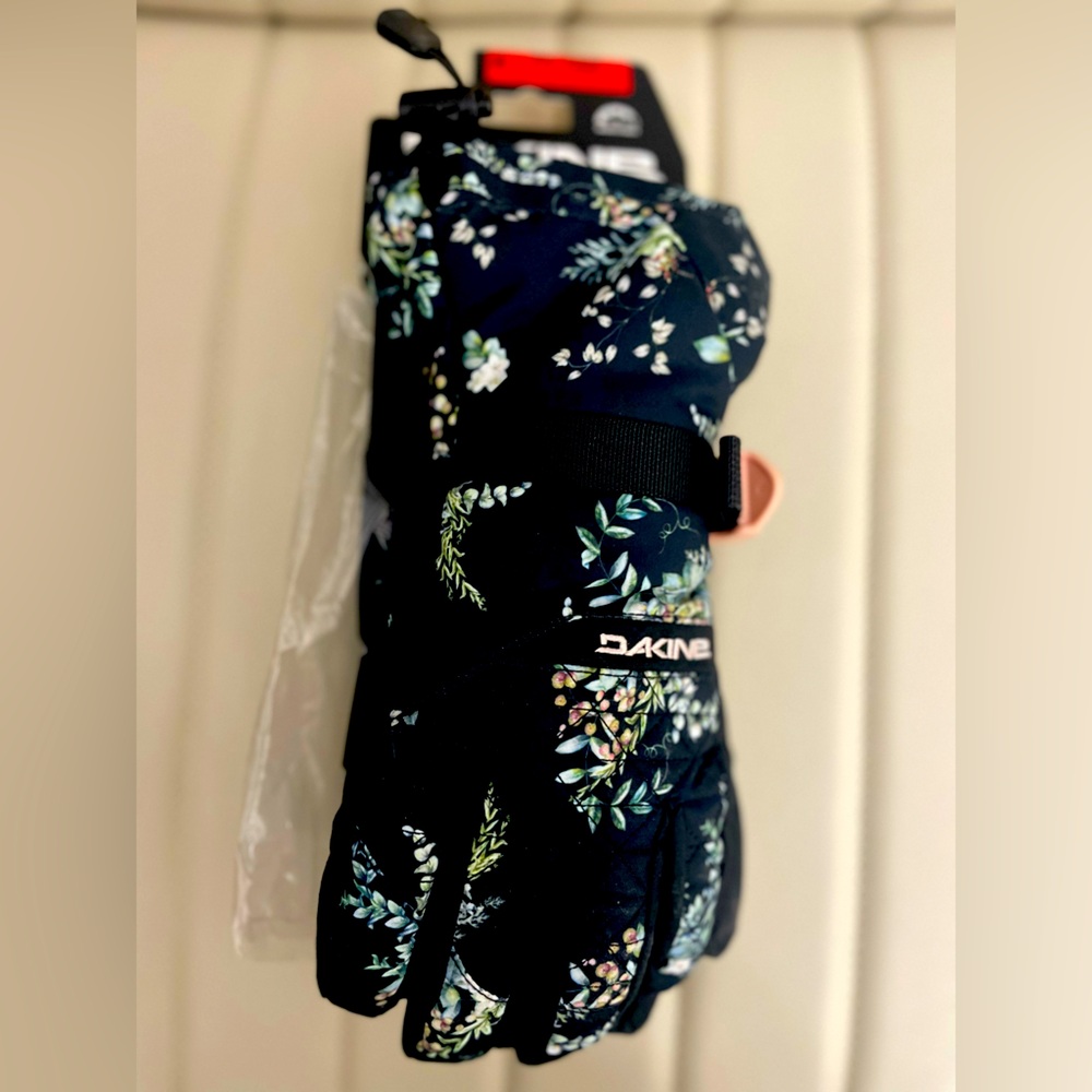 NWT winter gloves with liners